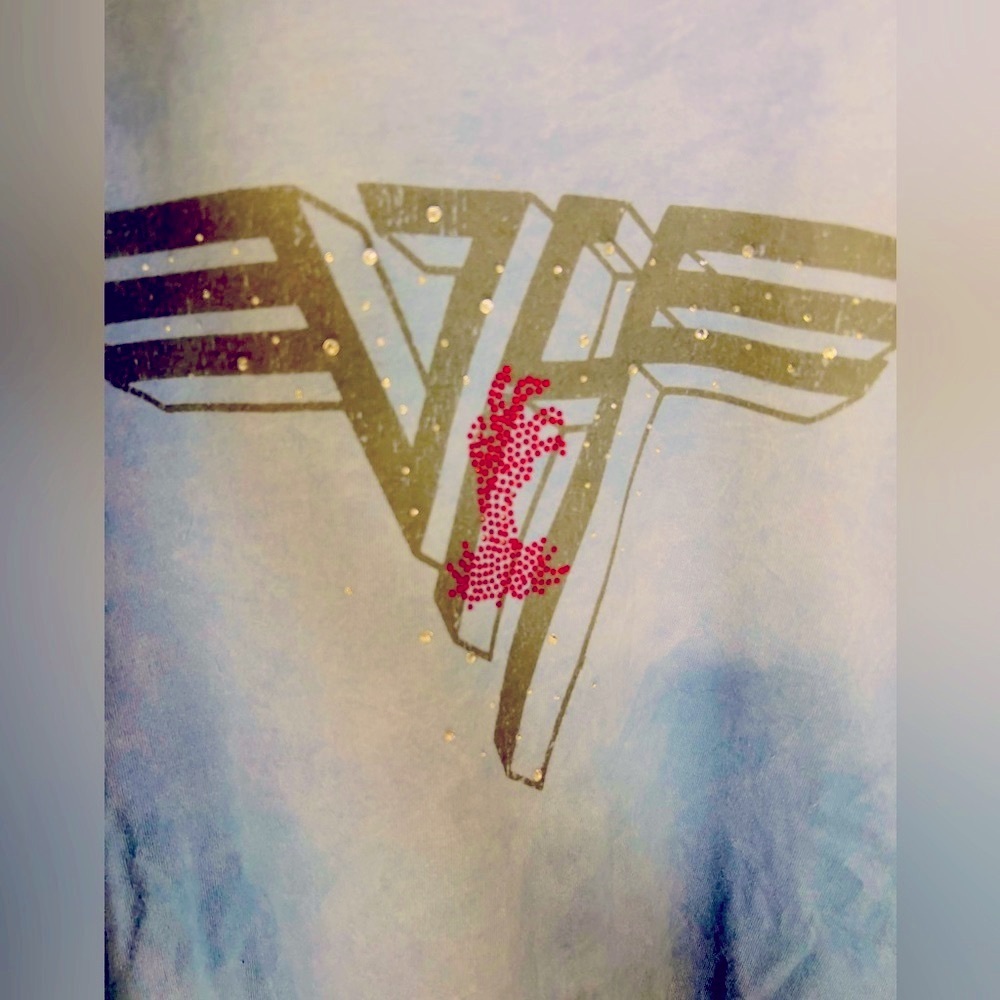 Concert Graphic Tee shirt. Upcycled rock glam!
🤘Double sided arm cutouts.